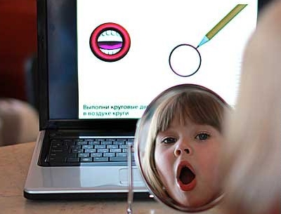 девочка занимается артикуляционной гимнастикой