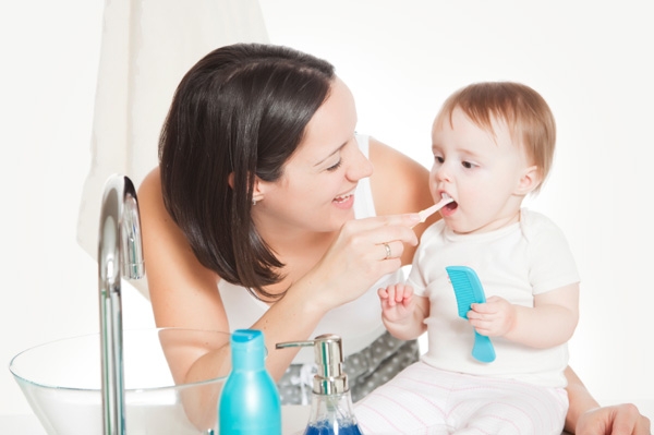 появление первых зубов